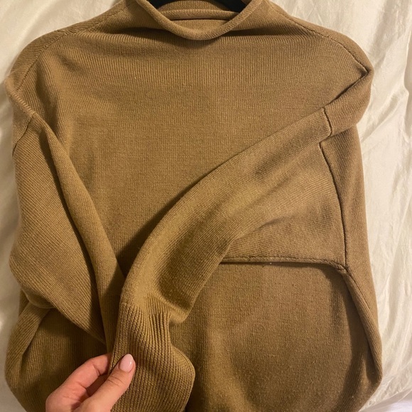 Aritzia Sweaters - Beautiful Aritzia Camel Sweater